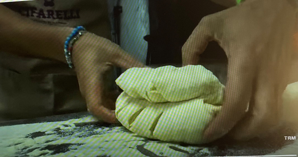 Matera, un pane di 12 kg per la messa delle Santo Padre